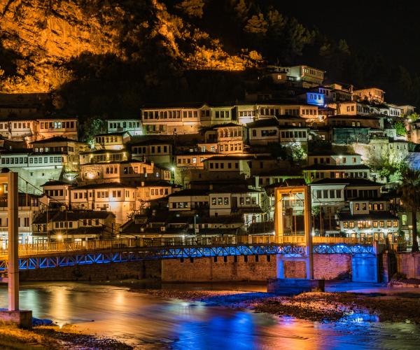 Berat City by night 